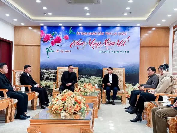 Hình ảnh: Đoàn linh mục tại Lai Châu chúc Tết chính quyền dịp Xuân Ất Tỵ 2025