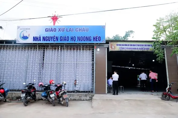 Hình ảnh: Giáo họ Noong Hẻo lần đầu đặt Mình Thánh Chúa chầu thay mặt Giáo phận