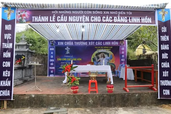 Hình ảnh: Thánh lễ cầu cho các Đẳng Linh hồn tại Vườn Thánh Duy Phong