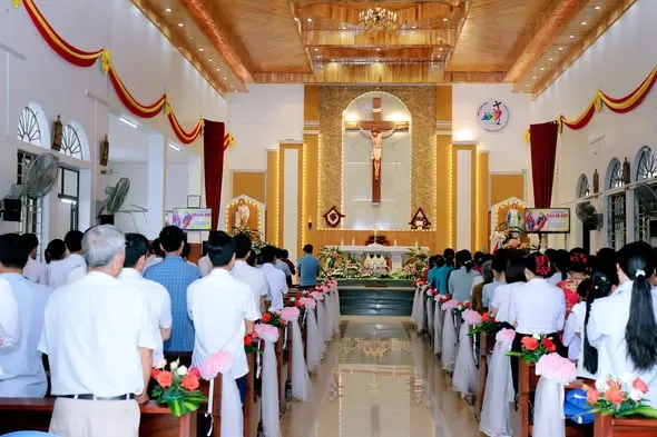 Hình ảnh: Chầu Thánh Thể thay mặt Giáo phận và mừng lễ Chúa Ba Ngôi 2025