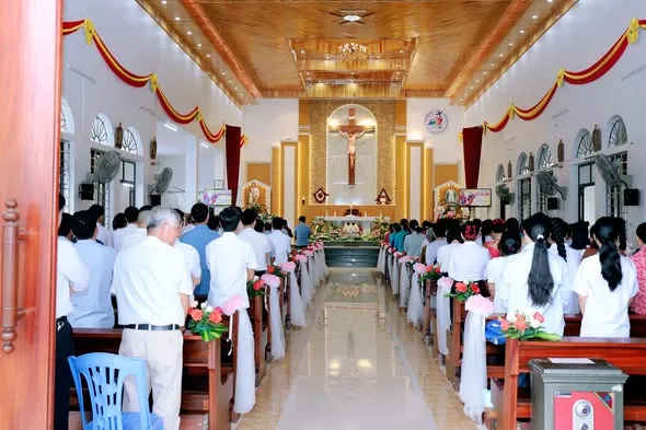 Chầu Thánh Thể thay mặt Giáo phận và mừng lễ Chúa Ba Ngôi 2025 – ảnh 2