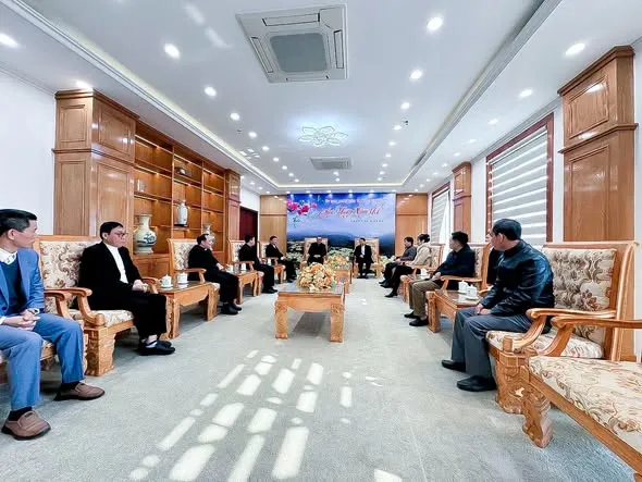 Đoàn linh mục tại Lai Châu chúc Tết chính quyền dịp Xuân Ất Tỵ 2025 – ảnh 2