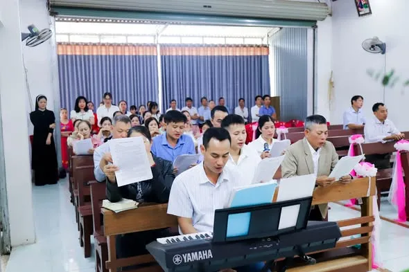 Giáo họ Noong Hẻo lần đầu đặt Mình Thánh Chúa chầu thay mặt Giáo phận – ảnh 2