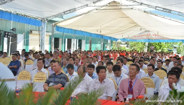 Cộng đoàn đông đảo tham dự Thánh lễ dưới mái rạp