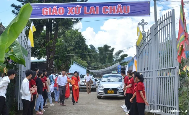 Cổng vào khuôn viên Giáo xứ Lai Châu ngày lễ tạ ơn