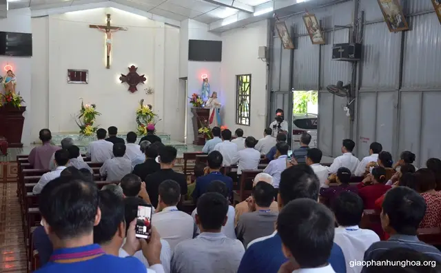 Bên trong nhà nguyện, cộng đoàn tham dự Thánh lễ
