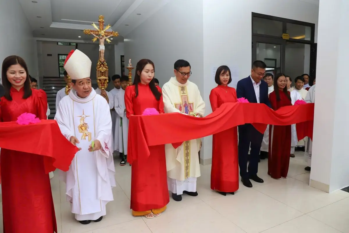 Nghi thức cắt băng khánh thành Nhà Mục vụ