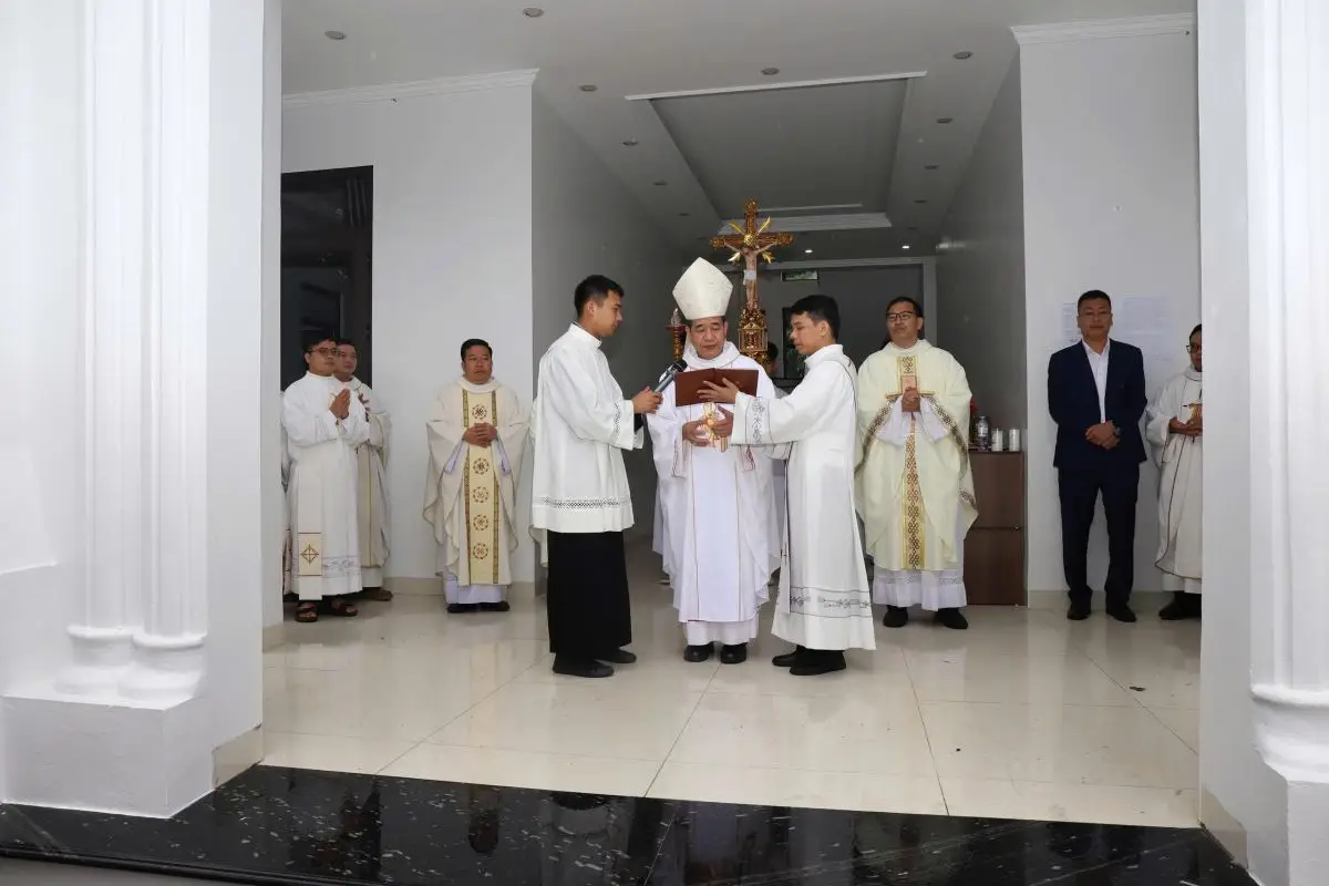 Đức cha làm phép Nhà Mục vụ