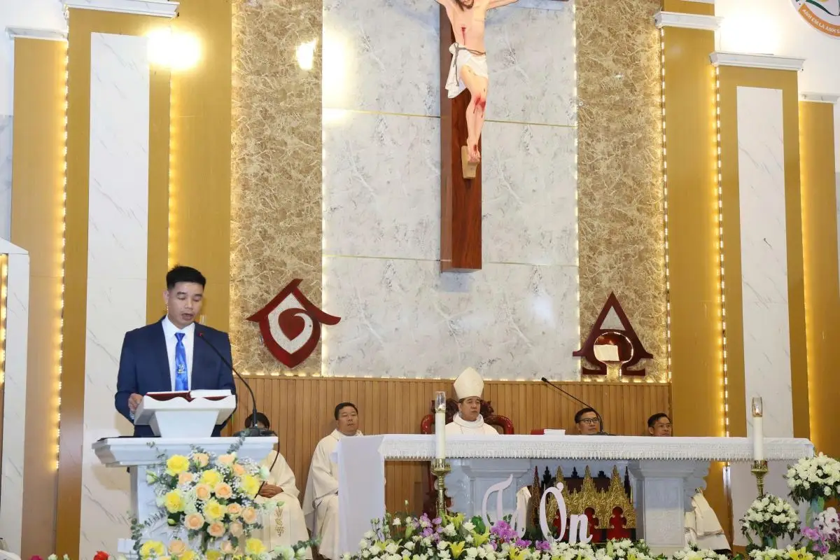 Cung thánh nhà thờ Giáo xứ Lai Châu trong Thánh lễ tạ ơn