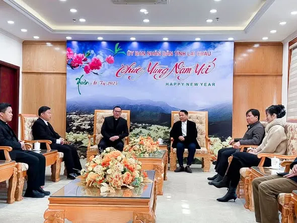 Đoàn linh mục tại Lai Châu chúc Tết chính quyền dịp Xuân Ất Tỵ 2025 – ảnh 3