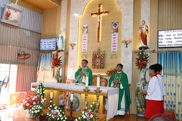 Giáo họ Bình Lư chầu Thánh Thể thay mặt Giáo phận – ảnh 3