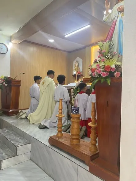 Giáo họ Bản Bo lần đầu đặt Mình Thánh Chúa chầu thay mặt Giáo phận – ảnh 3