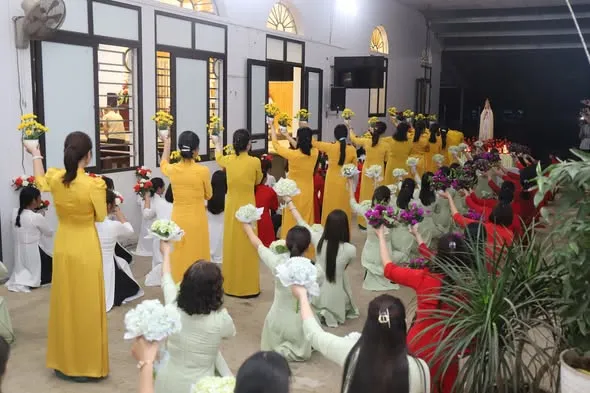 Dâng hoa kính Đức Mẹ tối Chúa Nhật 10/5/2026 – ảnh 4