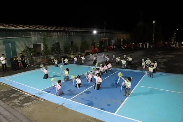 Toàn cảnh giờ dâng hoa buổi tối