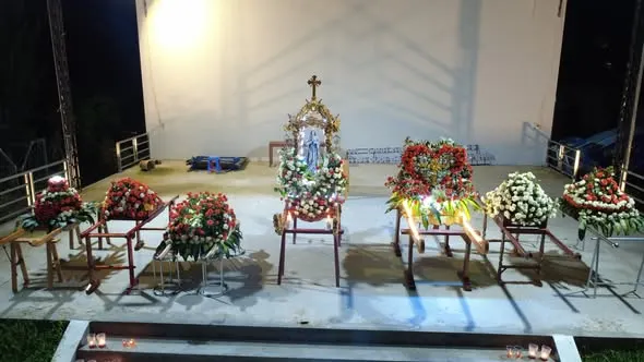 Lễ đài với tượng Đức Mẹ và các lẵng hoa dâng kính