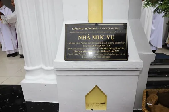 Bia đá Nhà Mục vụ Giáo xứ Lai Châu