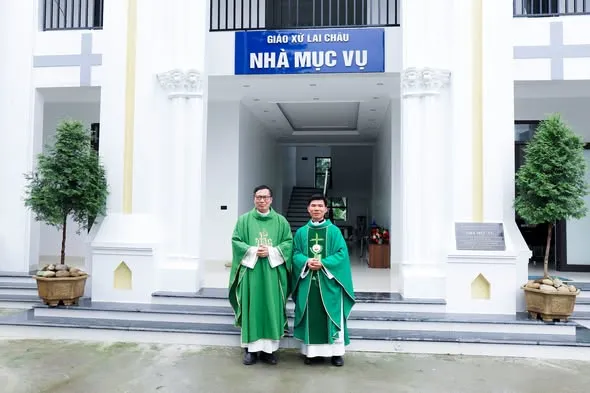 Quý cha trước Nhà Mục vụ Giáo xứ Lai Châu