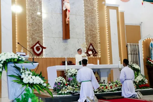 Giờ chầu Thánh Thể tại nhà thờ giáo xứ
