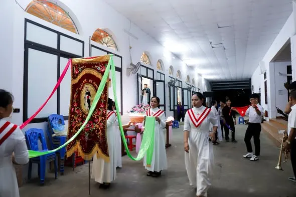 Đoàn rước với cờ Thánh Đa Minh tại hành lang nhà thờ