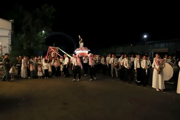 Cuộc rước kiệu Thánh Đa Minh ngoài sân nhà thờ