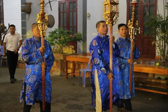 Các ông trong đoàn rước mặc áo thụng
