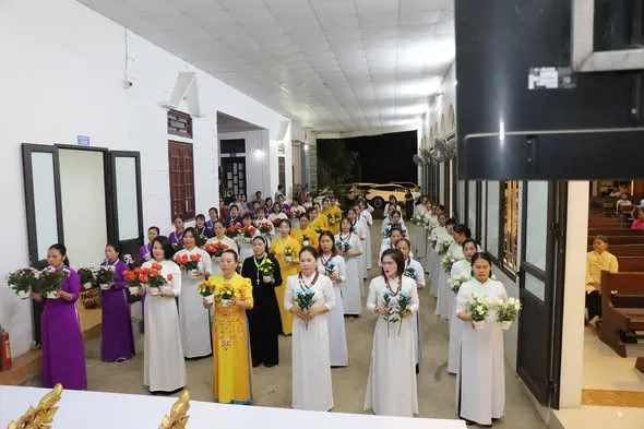 Hội Mân Côi dâng hoa kính Đức Mẹ trong nhà thờ