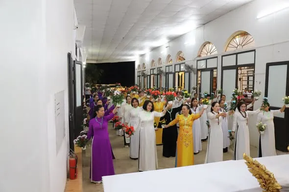 Các chị em Hội Mân Côi trong giờ dâng hoa
