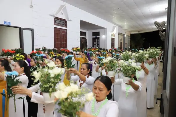 Chị em Hội Mân Côi trong áo dài trắng cầm hoa dâng kính Đức Mẹ