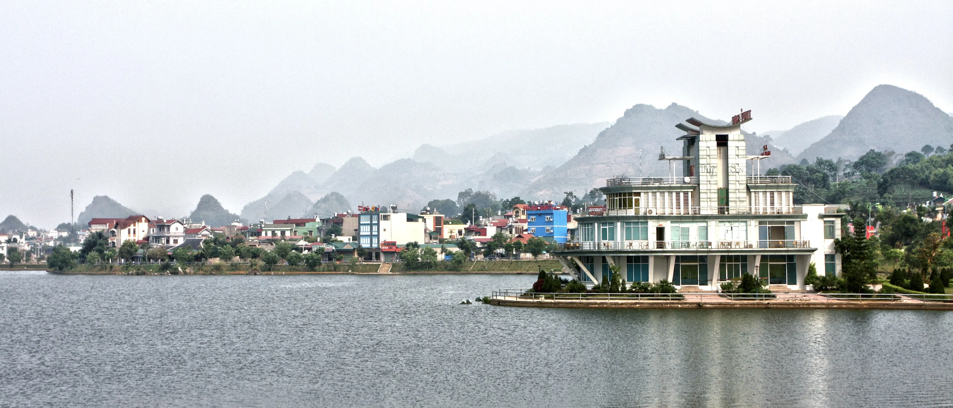 Hồ nước giữa trung tâm Lai Châu, phía sau là núi đá